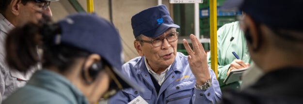 日本でのリーン生産方式視察ツアーに参加する参加者たち